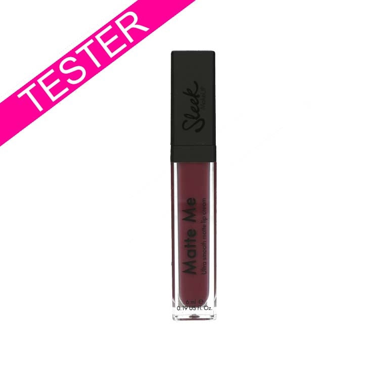 Matte Me Lip Cream - Velvet Slipper TESTER in een slanke, zwarte verpakking met een diepe bordeauxrode kleur.