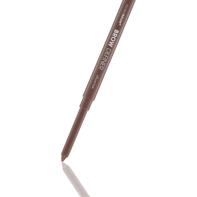 Incredibrow Eyebrow Definer in een slanke, bruine pen met een fijne punt voor nauwkeurige wenkbrauwdefinitie.