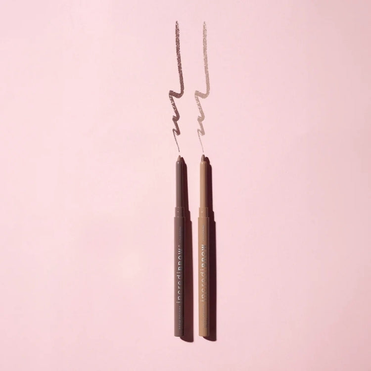 Incredibrow Eyebrow Definer in twee kleuren met slanke verpakking en potloodvorm op een roze achtergrond.