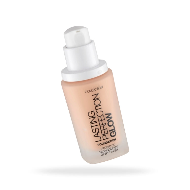 Lasting Perfection Glow Foundation in een lichtroze fles met pomp, voor een stralende en frisse uitstraling.