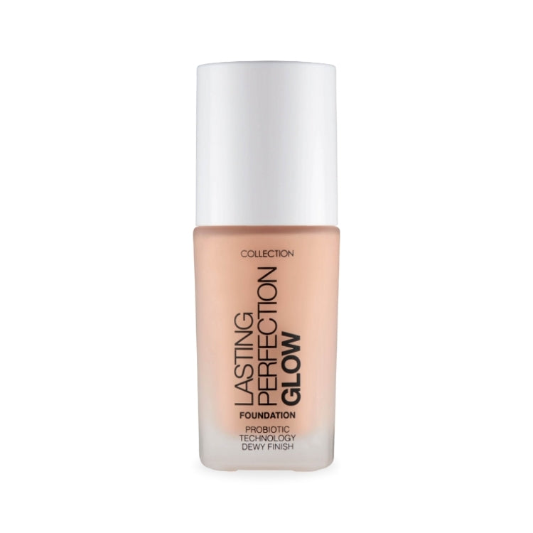 Lasting Perfection Glow Foundation in een stijlvolle, transparante fles met een lichte tint voor een stralende finish.