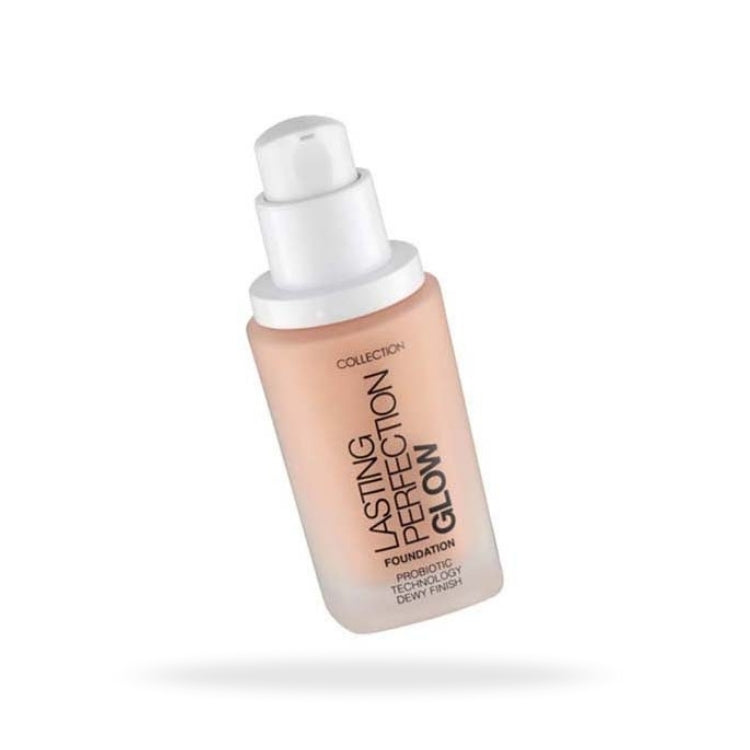 Lasting Perfection Glow Foundation in een lichtroze fles met pomp, voor een stralende en langdurige dekking.