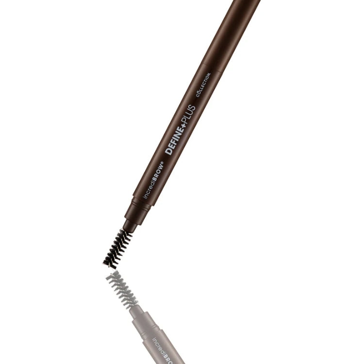 Wenkbrauwpotlood incrediBROW Define Plus – 2-in-1 & spoolie in een bruine verpakking met een smal potlood en borsteltje.