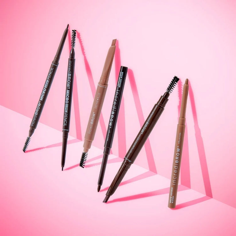 Wenkbrauwpotlood incrediBROW Define Plus – 2-in-1 & spoolie in verschillende kleuren op een roze achtergrond.