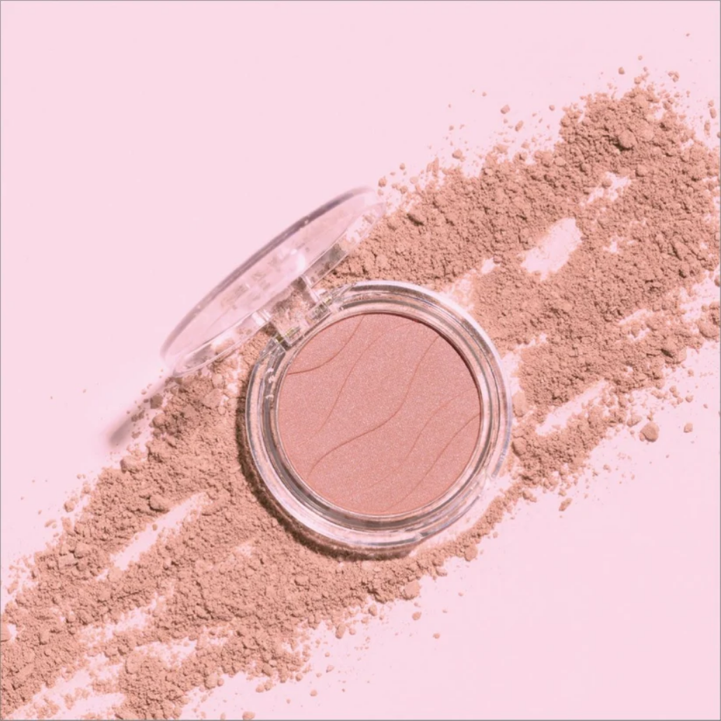 Soft Glow Blusher in een transparante verpakking, met een zachte roze kleur en poederachtige textuur.
