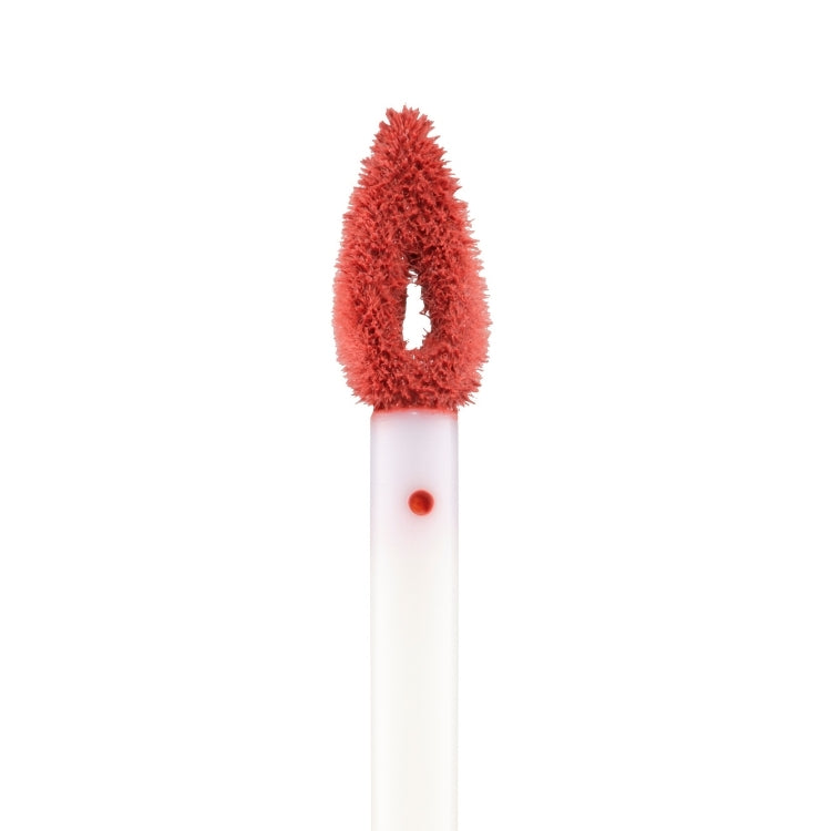 Matte Liquid Lip Paint in een opvallende rode kleur met een unieke applicator voor precieze aanbrenging.