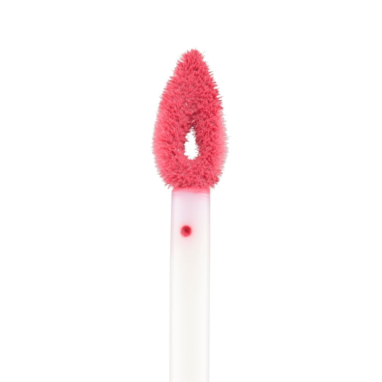 Matte Liquid Lip Paint in een felle roze tint met een unieke applicator voor precieze aanbrenging.