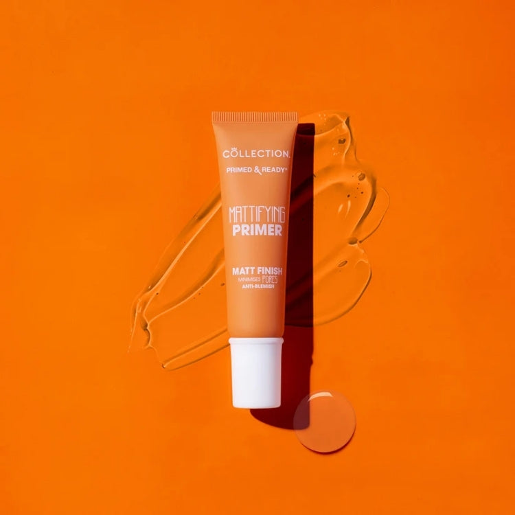 Primed & Ready Mattifying Primer in een oranje tube met witte dop, op een feloranje achtergrond met primerdruppels.