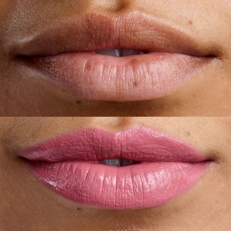 Glaze High Colour Liquid Lipstick in een zachte roze tint, aangebracht op volle lippen voor een glanzende finish.