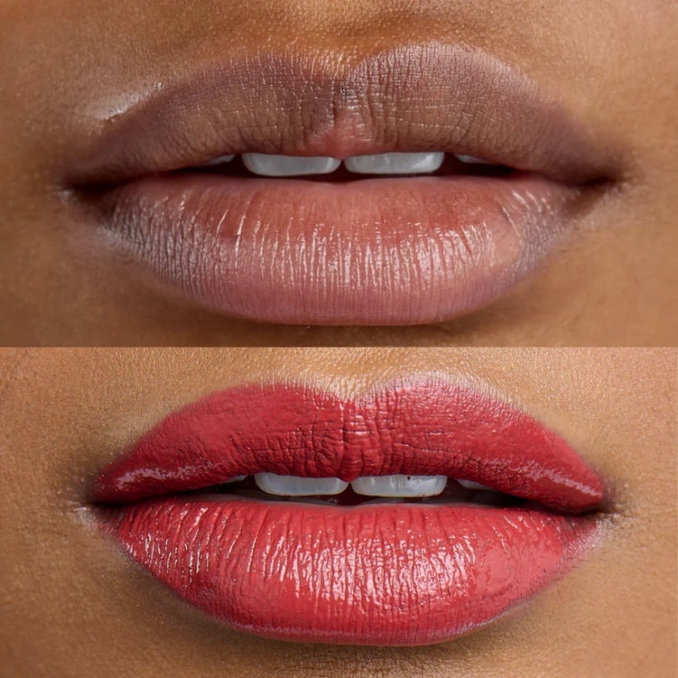 Glaze High Colour Liquid Lipstick in een rijke rode tint, aangebracht op volle lippen voor een glanzende afwerking.